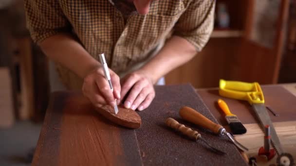 Charmoso carpinteiro trabalha com ripas de madeira para o futuro navio — Vídeo de Stock