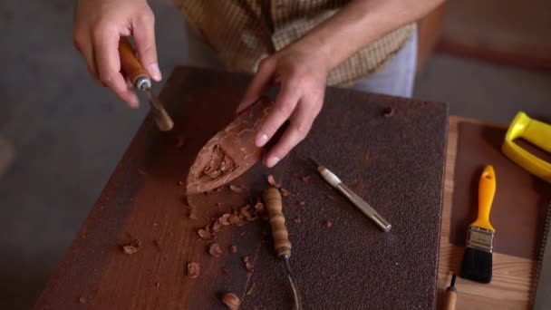 Charmante charpentier travaille avec lof en bois pour le futur navire — Video