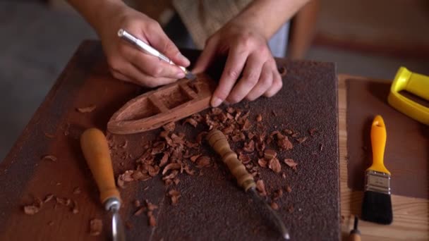 Encantador carpintero trabaja con madera lof para el futuro barco — Vídeos de Stock