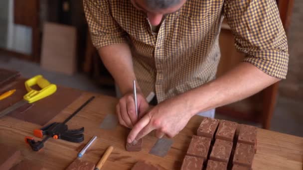 Charming carpenter works with wooden lof for future ship — Stock Video