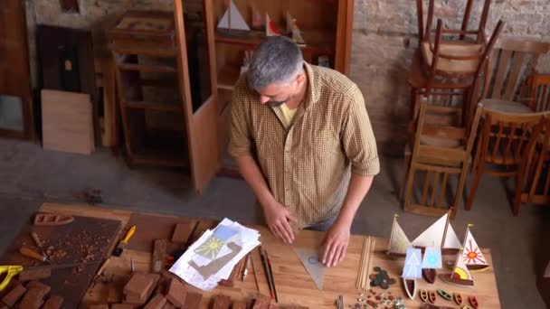 Талантливый столярщик создает паруса для деревянной лодки — стоковое видео