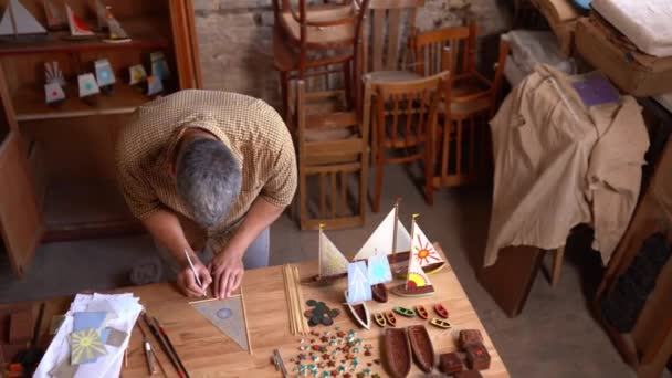 Talentovaný spojník vytváří plachty pro dřevěný člun — Stock video