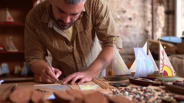 Талановитий столяр створює вітрила для дерев'яного човна — стокове відео