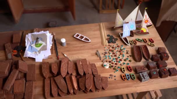 Mesa de trabajo de carpinteros con detalles de madera para barcos de juguete — Vídeo de stock