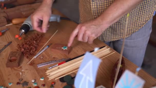 Begåvade Joiner dekorerar hans lilla träbåt — Stockvideo