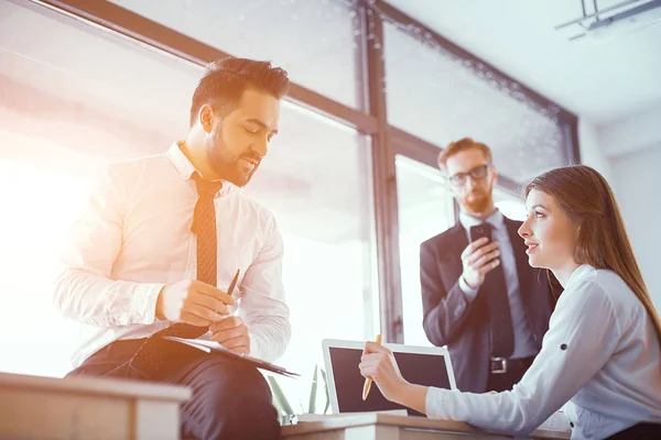 Gente de negocios exitosa estudiando documentos en una oficina soleada — Foto de Stock