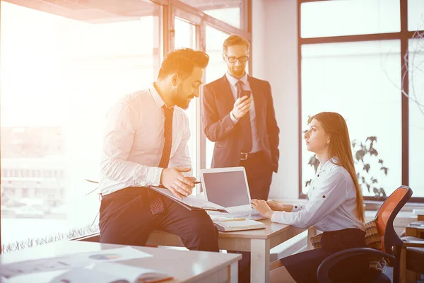 Gente de negocios exitosa estudiando documentos en una oficina soleada — Foto de Stock