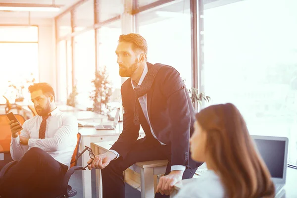 Colleghi a incontro in ufficio soleggiato — Foto Stock