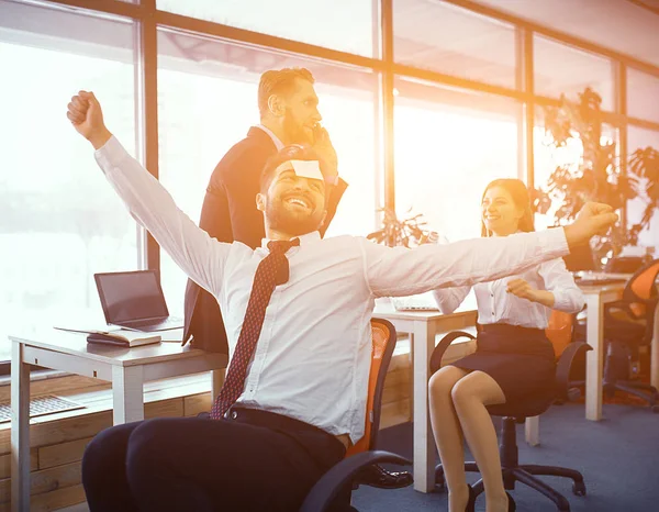 Momentos divertidos de colegas en la oficina soleada — Foto de Stock