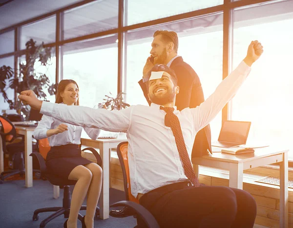 Roliga stunder av kollegor i Sunny Office — Stockfoto