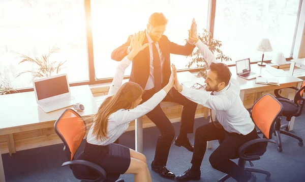 Roliga stunder av kollegor i Sunny Office — Stockfoto