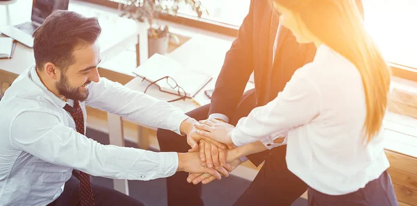 Persone che fanno le mani insieme — Foto Stock