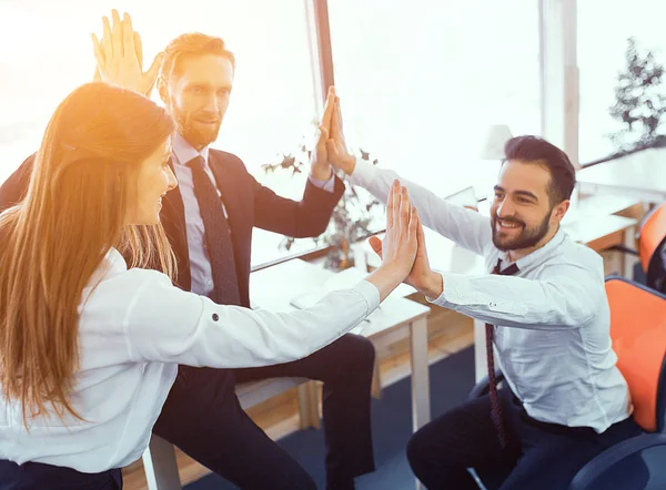 Momentos divertidos de colegas en la oficina soleada —  Fotos de Stock