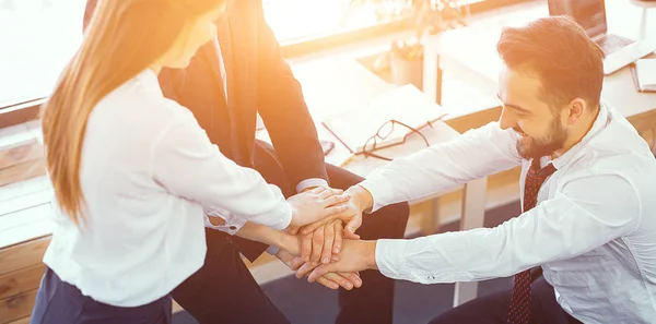 Persone che fanno le mani insieme — Foto Stock