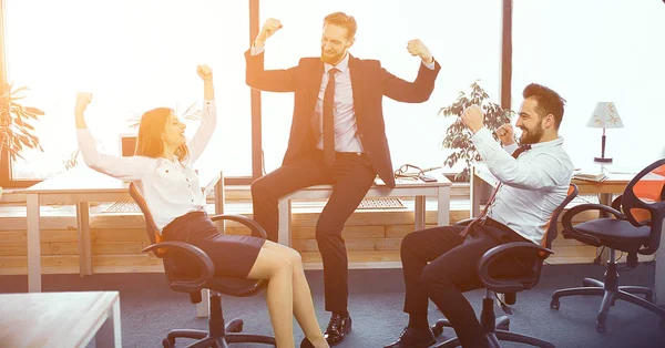 Momentos divertidos en la soleada oficina moderna — Foto de Stock