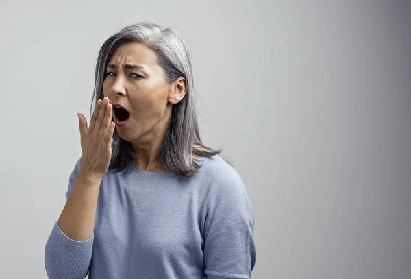 Hermosa mujer asiática posando sobre fondo blanco —  Fotos de Stock