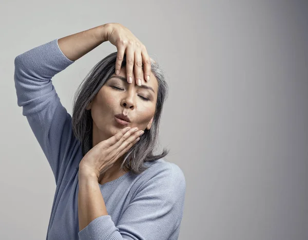 Wanita asia cantik berpose dengan latar belakang putih — Stok Foto