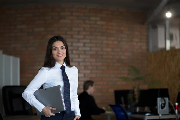 Femme d'affaires travaillant dans le bureau — Photo