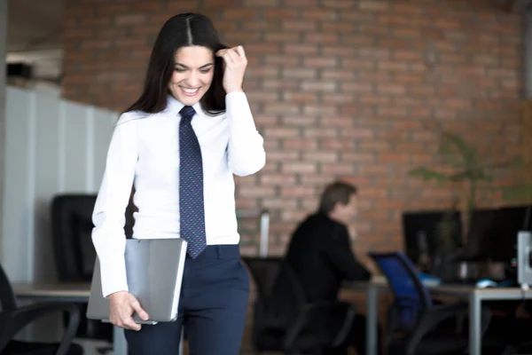 Mujer de negocios que trabaja en la oficina — Foto de Stock