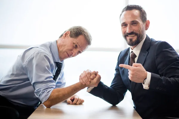 Dos hombres de negocios haciendo lucha libre de brazos en la oficina — Foto de Stock