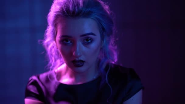 Fiatal szőke modell pózol Neonban — Stock videók