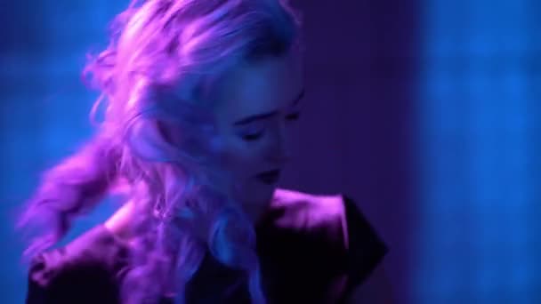 Junges blondes Model posiert in Neon — Stockvideo