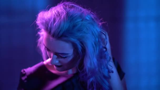 Młoda blondynka modelka pozowała w neonie — Wideo stockowe