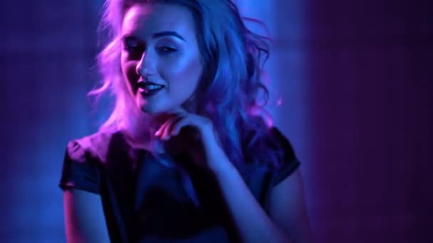 Jonge Blond Model poseert in Neon — Stockvideo