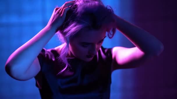 Jeune modèle blond pose au néon — Video