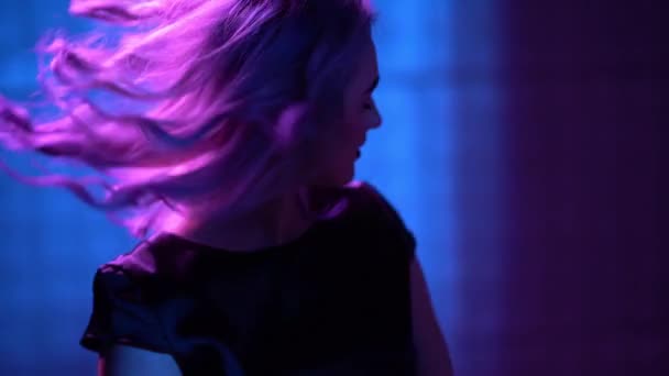 Mladý blond modelka pózuje v neonu — Stock video