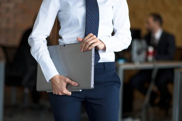 Ett foto av grå laptop, holded av businesswomans armar — Stockfoto