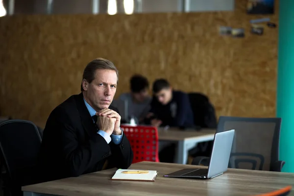 Empresario trabajando con portátil en la oficina — Foto de Stock