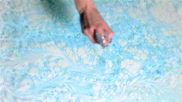 Ebru Violet en blauwe verf mooie abstractievis patroon — Stockvideo