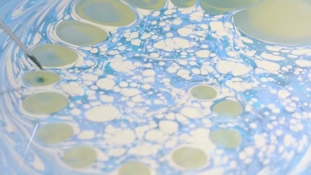 Artiste crée un design absractif avec des peintures bleues et blanches — Video