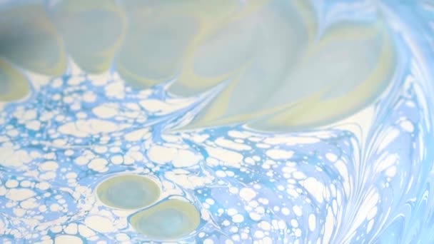 Artiste crée un design absractif avec des peintures bleues et blanches — Video