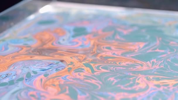 Художник создает абсрактивный дизайн с синими и оранжевыми красками — стоковое видео