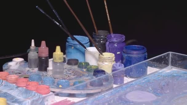 Artista crea diseño de ebru ausente con pinturas azules y violetas — Vídeos de Stock