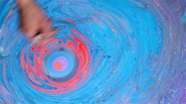 Artista crea diseño ebru ausente con pinturas de color rosa, azul y violeta — Vídeos de Stock