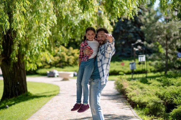 Adorável pai e filha se divertir juntos — Fotografia de Stock