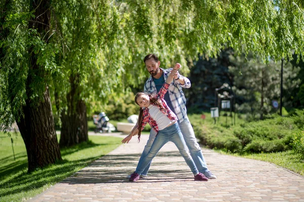 Очаровательный отец и дочь весело провести время вместе — стоковое фото