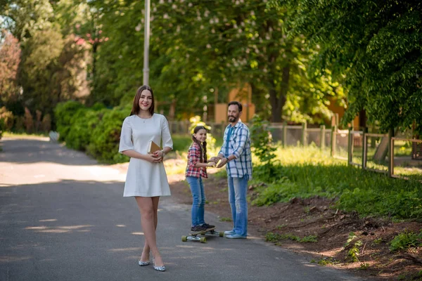Glückliche junge Familie verbringt an Sommertagen Zeit im Park — Stockfoto