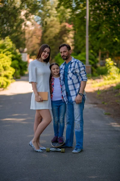 Feliz familia joven pasar tiempo en el parque en el día de verano — Foto de Stock