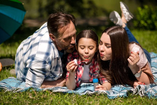 Boldog család élvező idő a nyári parkban — Stock Fotó