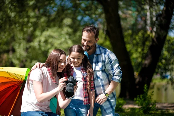 Família feliz aproveitando o tempo no parque de verão — Fotografia de Stock