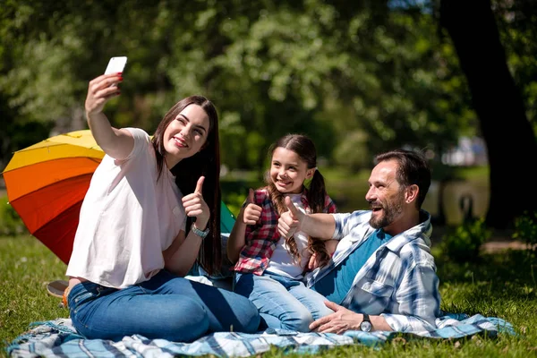 Boldog család élvező idő a nyári parkban — Stock Fotó