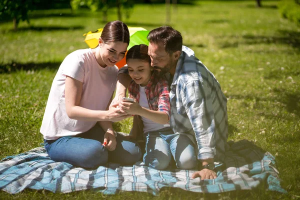 Familia feliz disfrutando del tiempo en el parque de verano —  Fotos de Stock