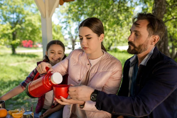 Boldog család élvez gyorsétkezés-ban Park Pavillion — Stock Fotó