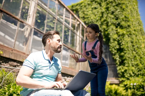 Vader met dochter met laptop in Park — Stockfoto