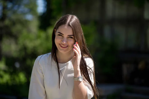 Mooie lachende vrouw in zomerpark — Stockfoto