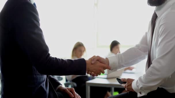 Biznesmeni drżenie rąk. Dwie przedsiębiorców pracują w tle. — Wideo stockowe